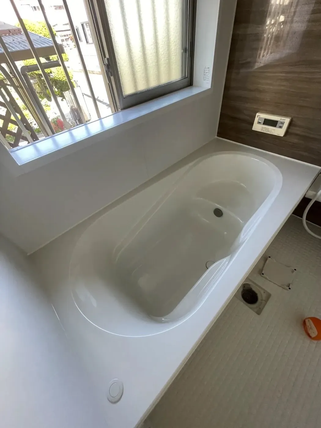 作業後の浴室。浴槽がきれいになった