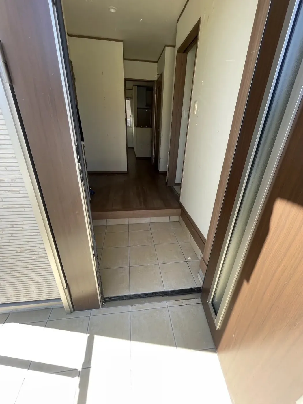作業後の玄関。タイルの汚れがなくなった