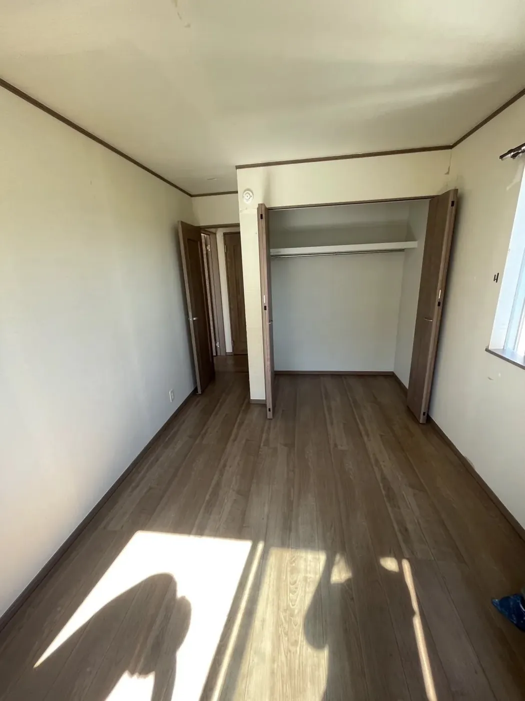 作業後の居室。床と壁がきれいになった